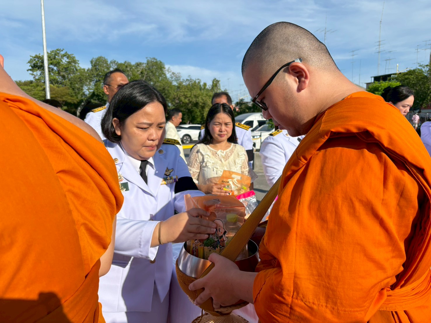 title - ส.ป.ก.นครปฐม เข้าร่วมพิธีเจริญพระพุทธมนต์ และทำบุญตักบาตร ถวายพระราชกุศลแด่ สมเด็จพระนางเจ้าฯ พระบรมราชินี เนื่องในโอกาสพระราชพิธีมหามงคลเฉลิมพระชนมพรรษา 4 รอบ 3 มิถุนายน 2569